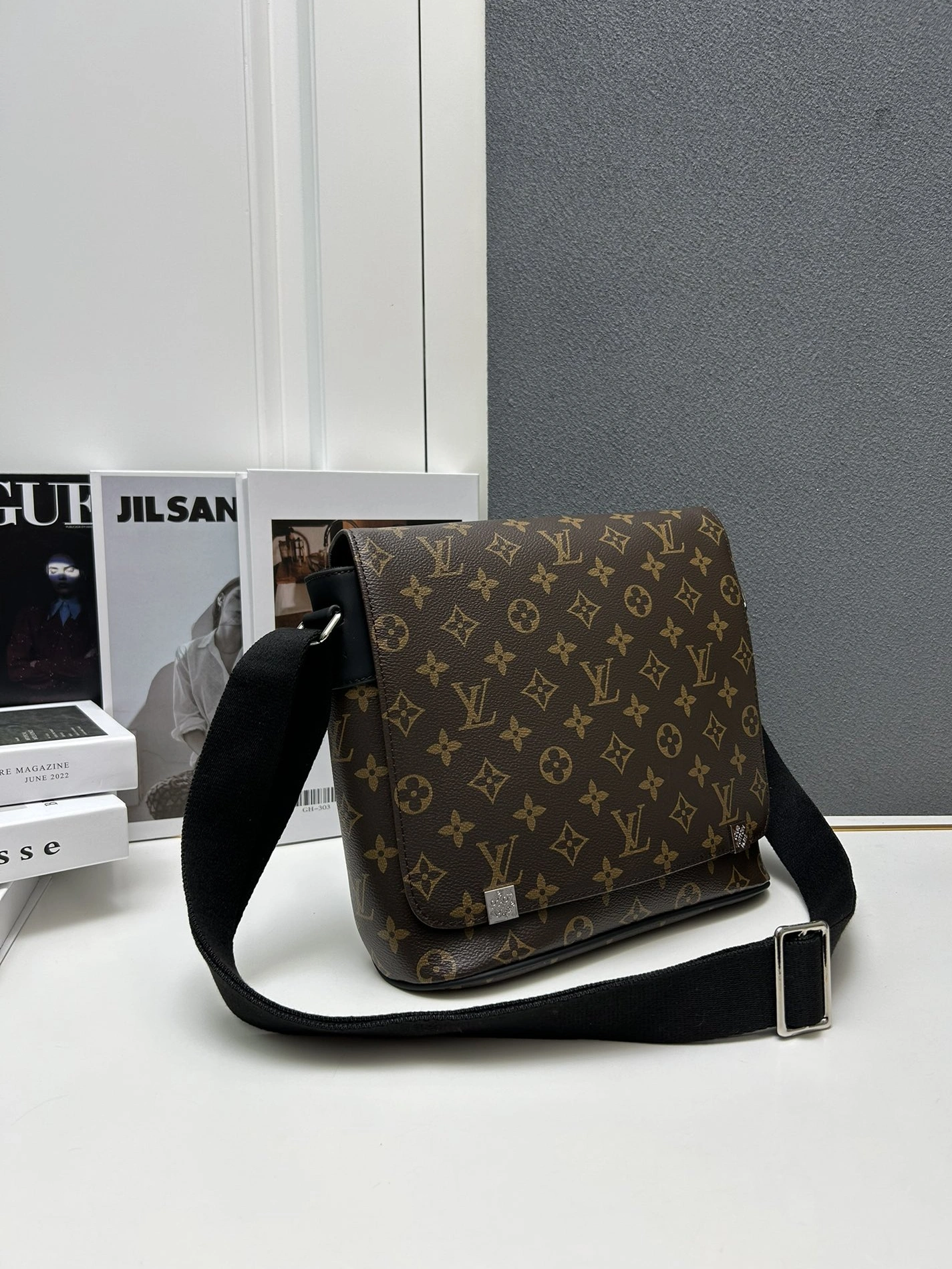 Louis Vuitton AAA Man Messenger Bags Popular 481