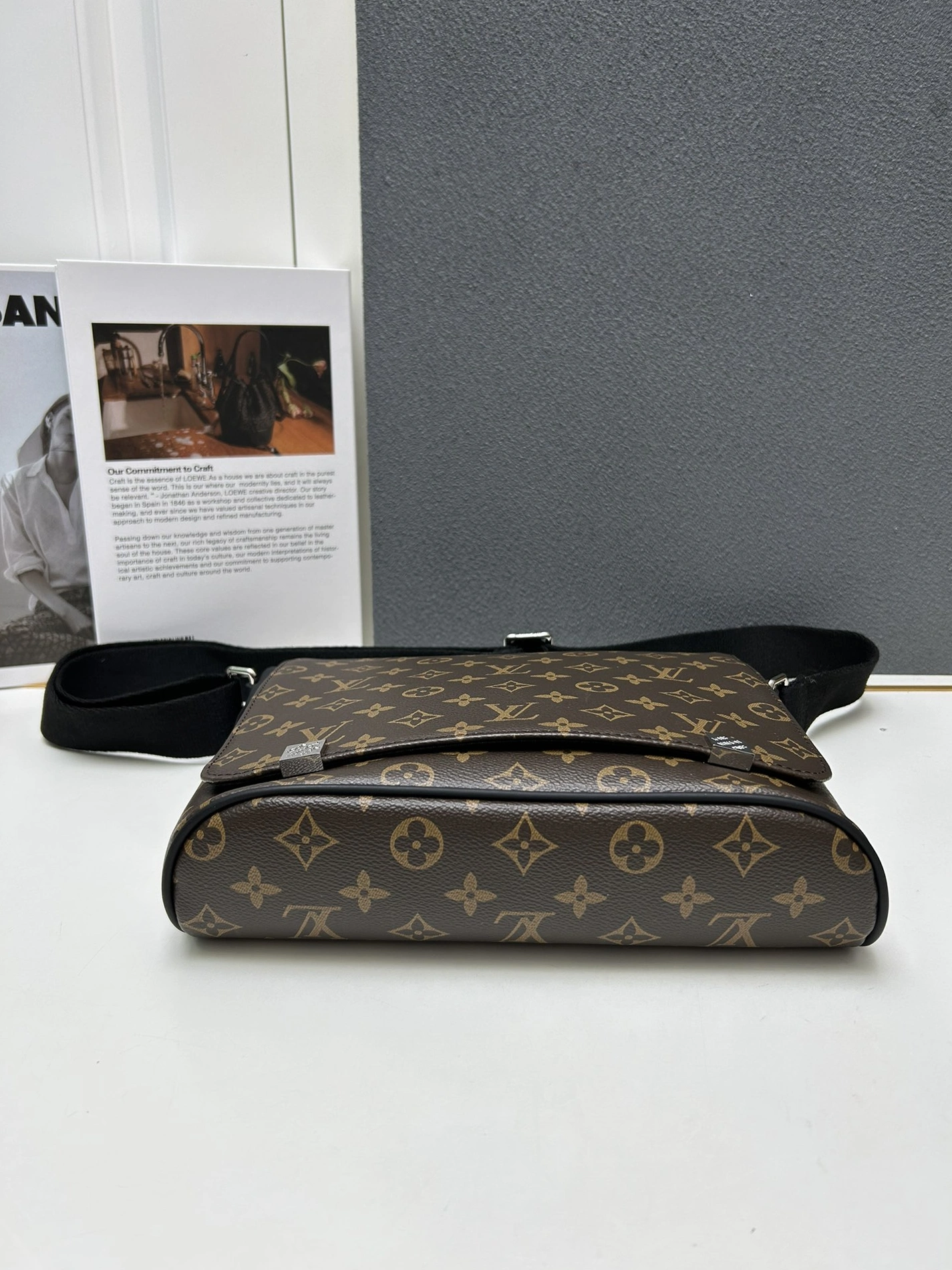 Louis Vuitton AAA Man Messenger Bags Popular 481