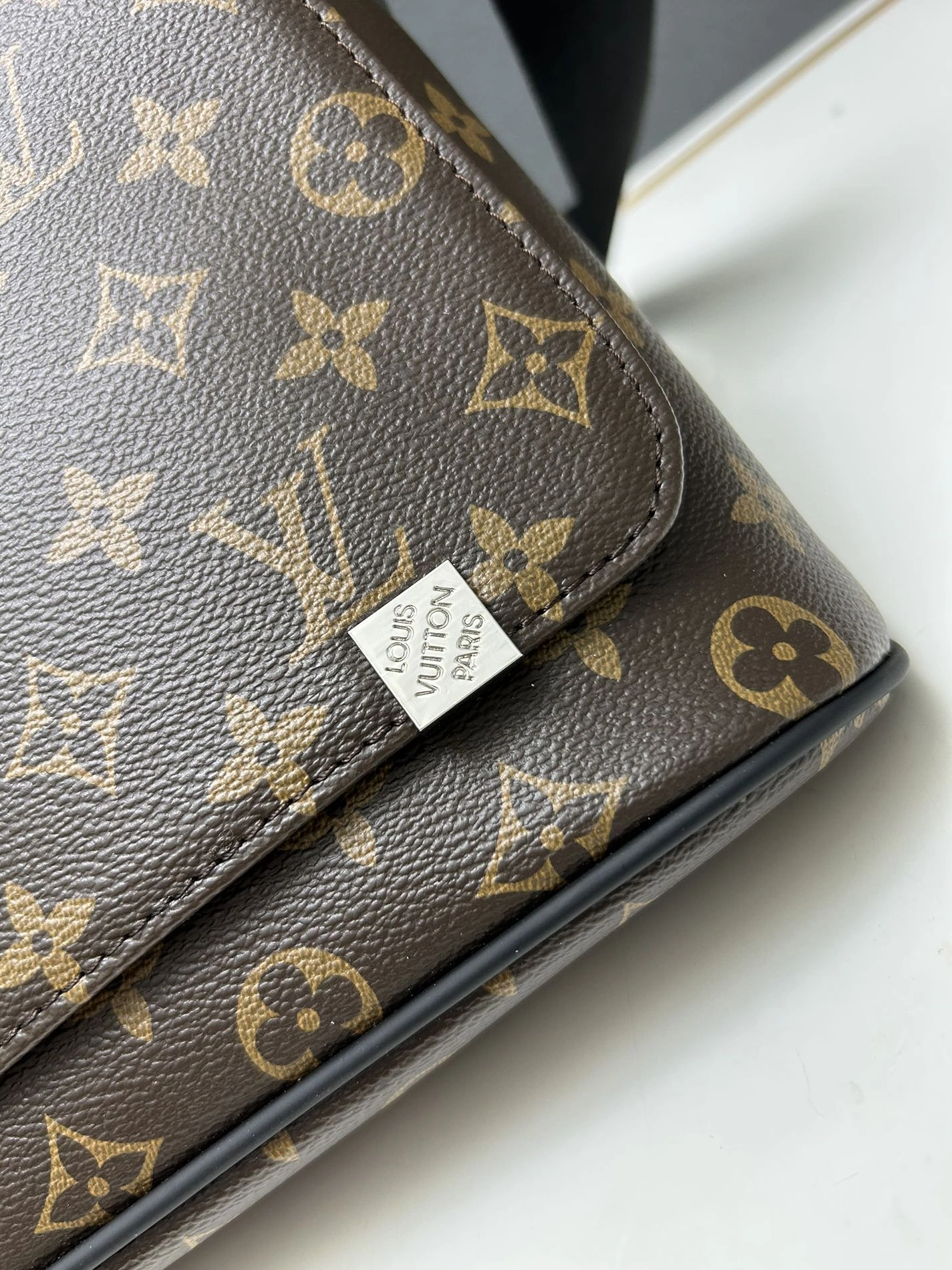 Louis Vuitton AAA Man Messenger Bags Popular 481