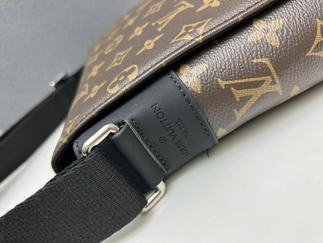 Louis Vuitton AAA Man Messenger Bags Popular 481