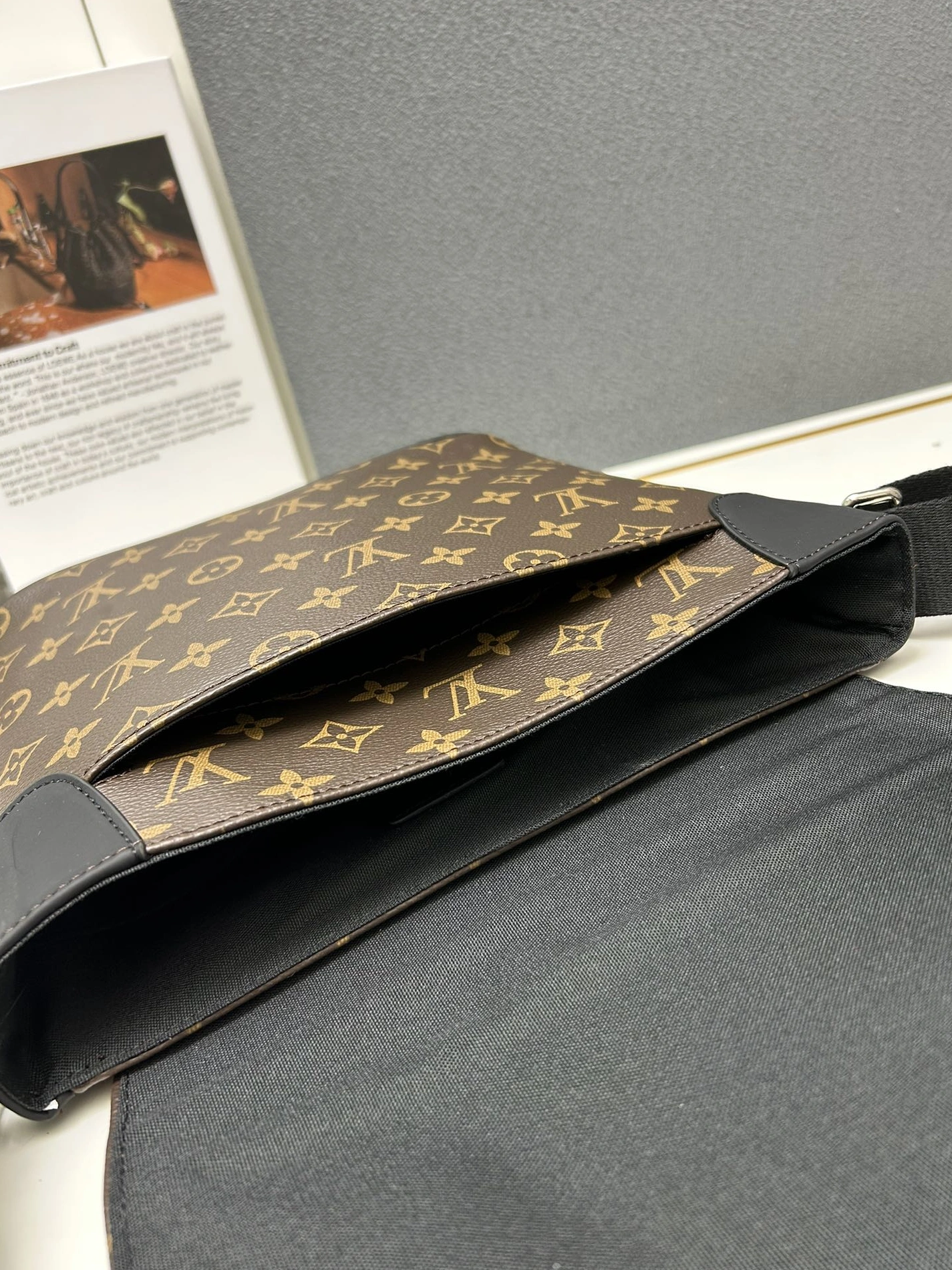 Louis Vuitton AAA Man Messenger Bags Popular 481