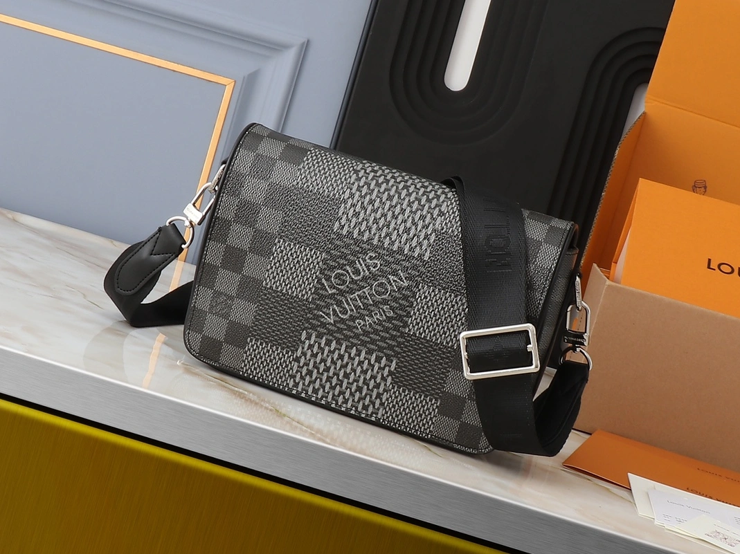 Louis Vuitton AAA Man Messenger Bags Popular 9825