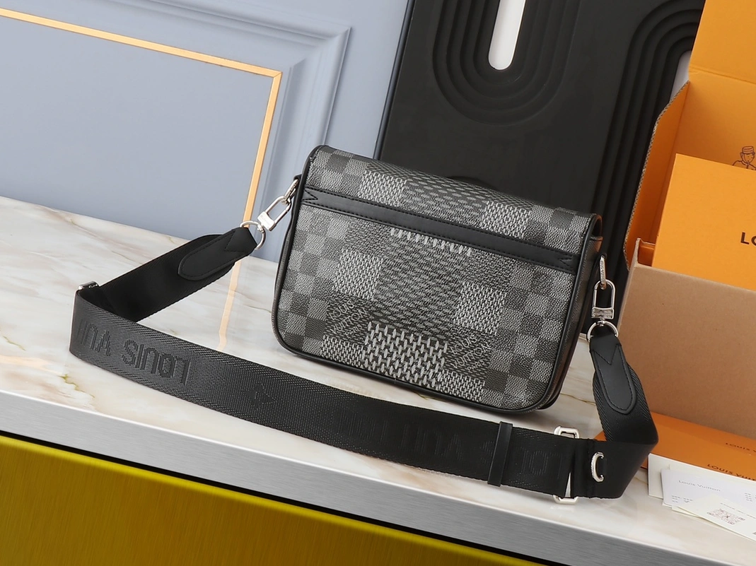 Louis Vuitton AAA Man Messenger Bags Popular 9825