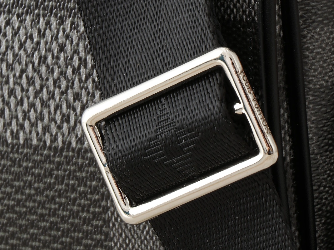 Louis Vuitton AAA Man Messenger Bags Popular 9825