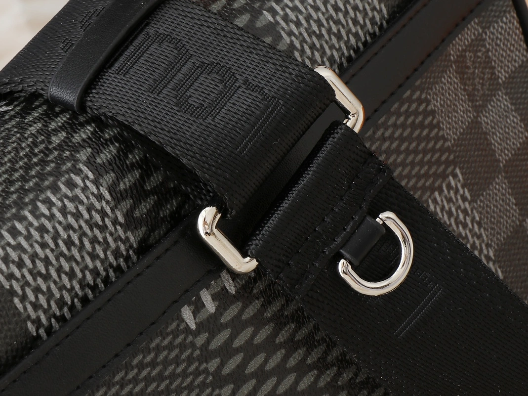 Louis Vuitton AAA Man Messenger Bags Popular 9825