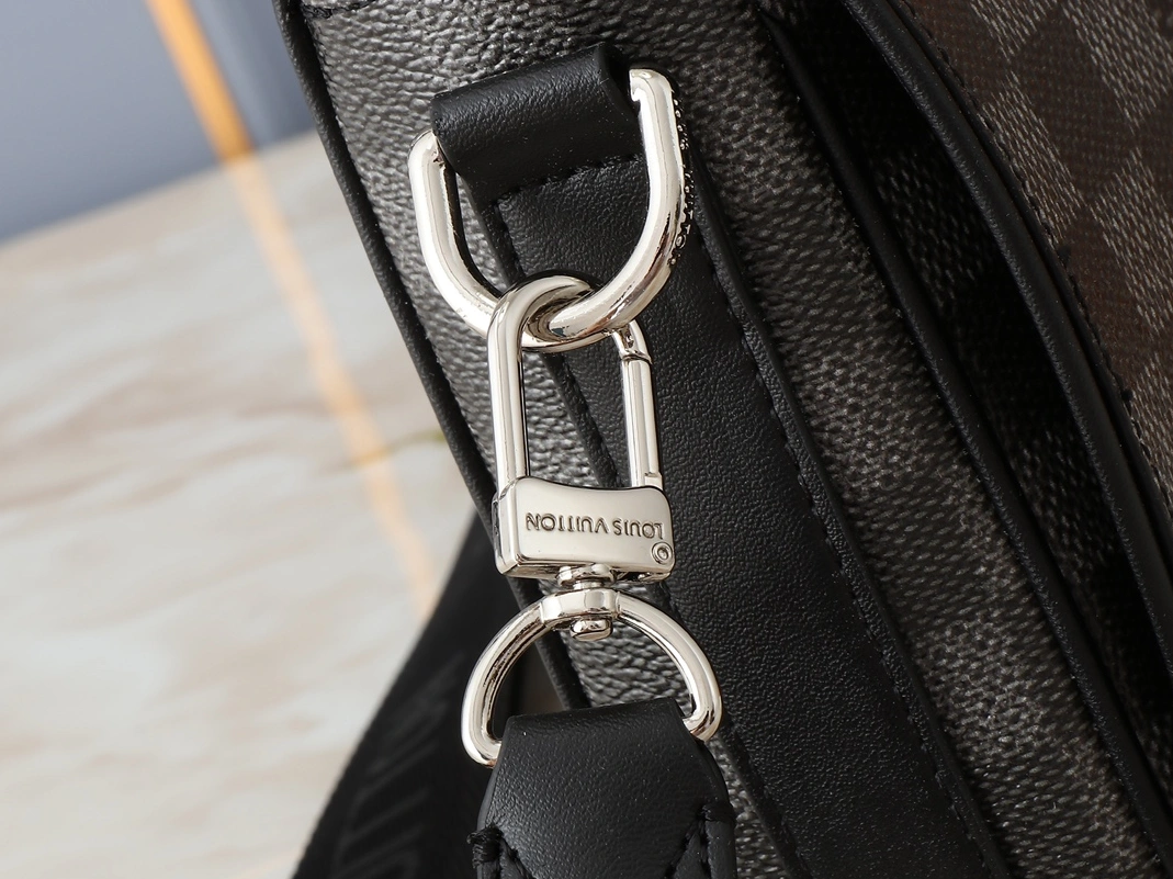 Louis Vuitton AAA Man Messenger Bags Popular 9825