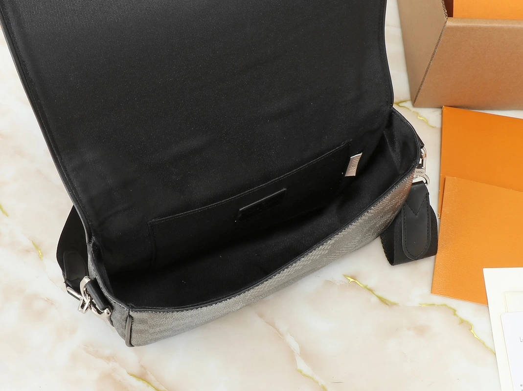 Louis Vuitton AAA Man Messenger Bags Popular 9825