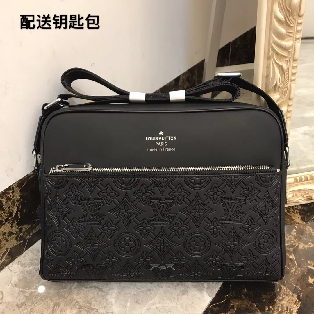 Louis Vuitton AAA Man Messenger Bags Practical 3988