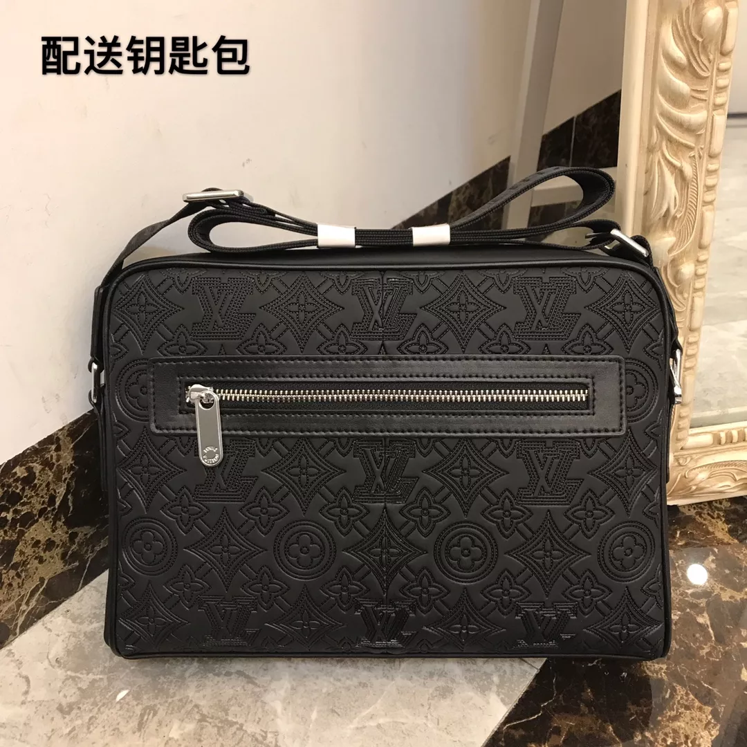 Louis Vuitton AAA Man Messenger Bags Practical 3988