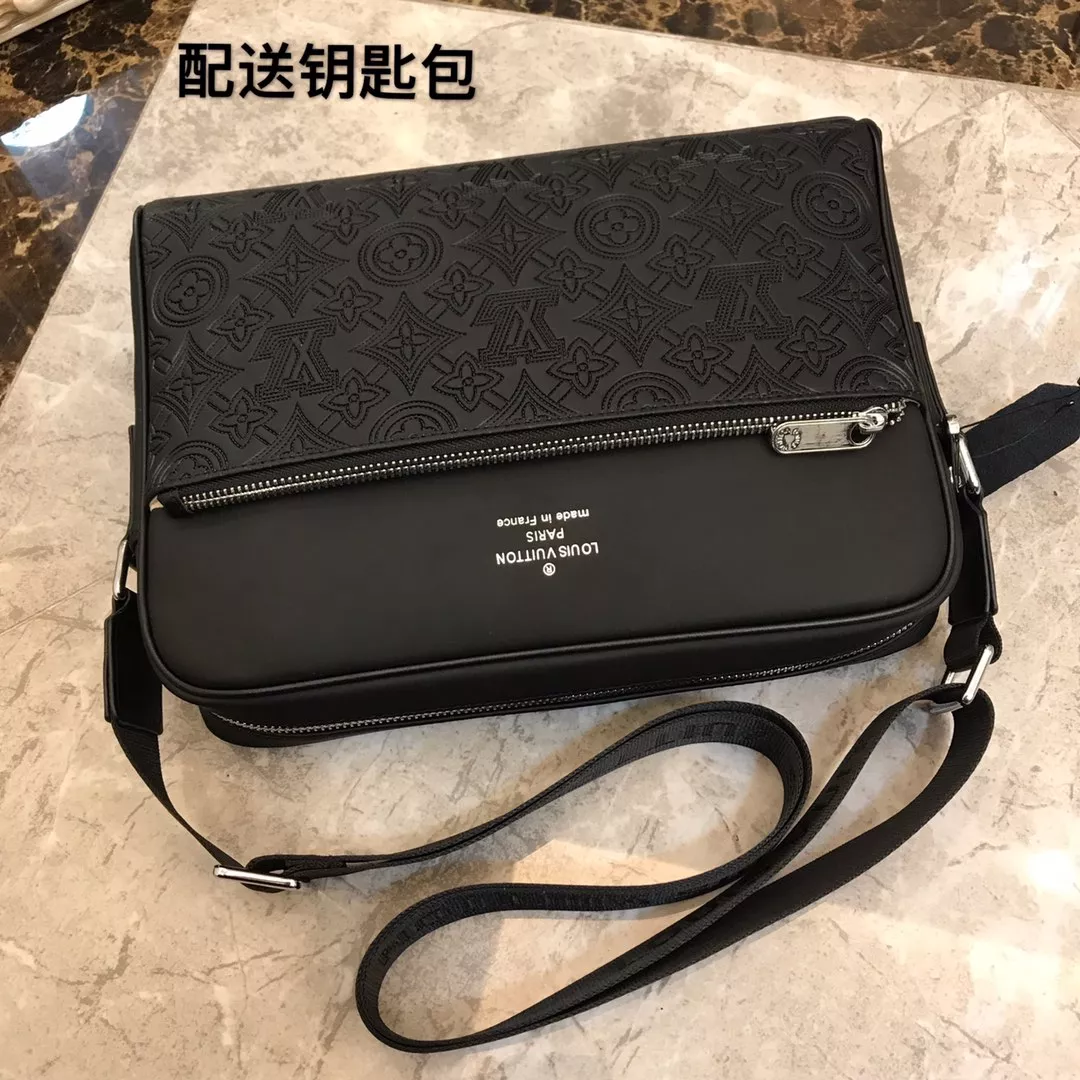 Louis Vuitton AAA Man Messenger Bags Practical 3988