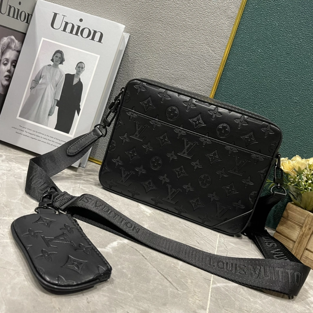Louis Vuitton AAA Man Messenger Bags Practical 6333