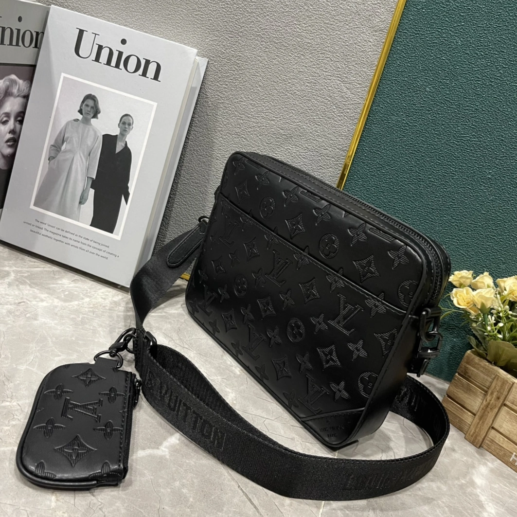 Louis Vuitton AAA Man Messenger Bags Practical 6333