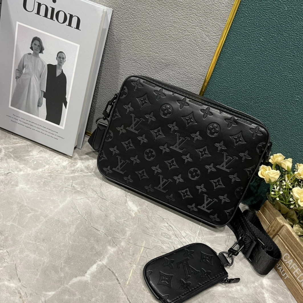 Louis Vuitton AAA Man Messenger Bags Practical 6333