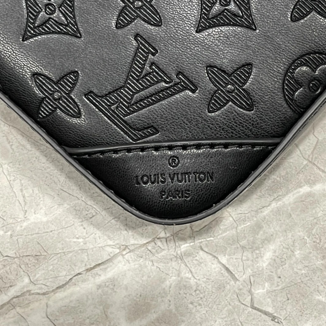 Louis Vuitton AAA Man Messenger Bags Practical 6333