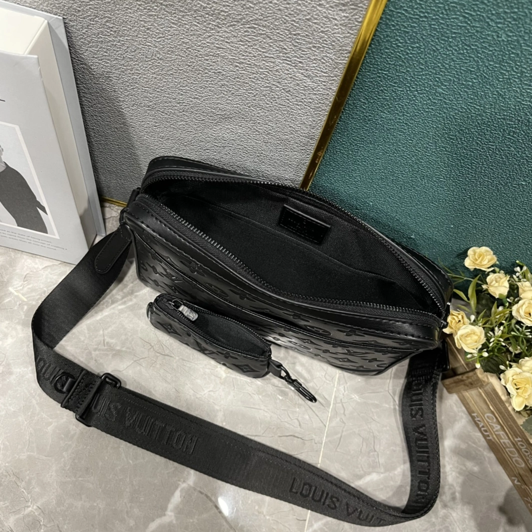 Louis Vuitton AAA Man Messenger Bags Practical 6333