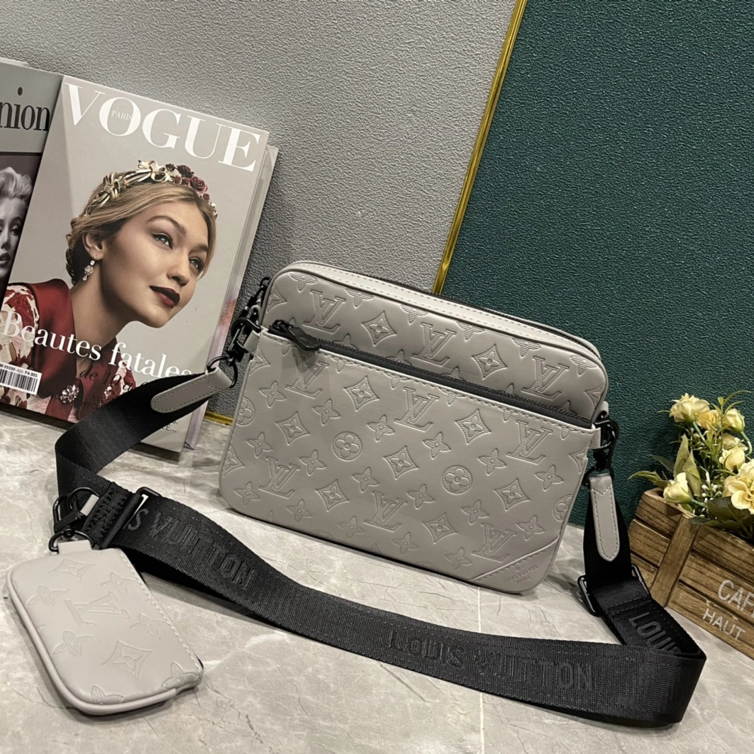Louis Vuitton AAA Man Messenger Bags Practical 6334