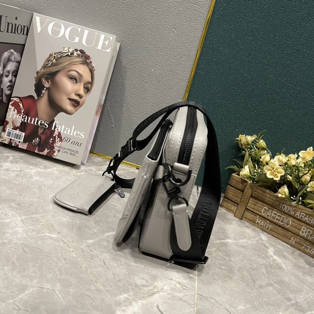 Louis Vuitton AAA Man Messenger Bags Practical 6334