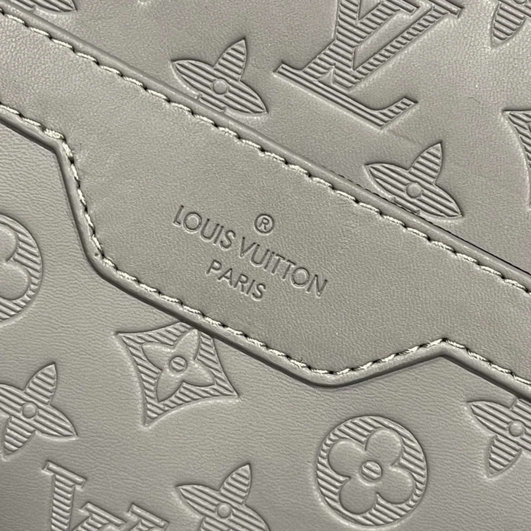 Louis Vuitton AAA Man Messenger Bags Practical 6334