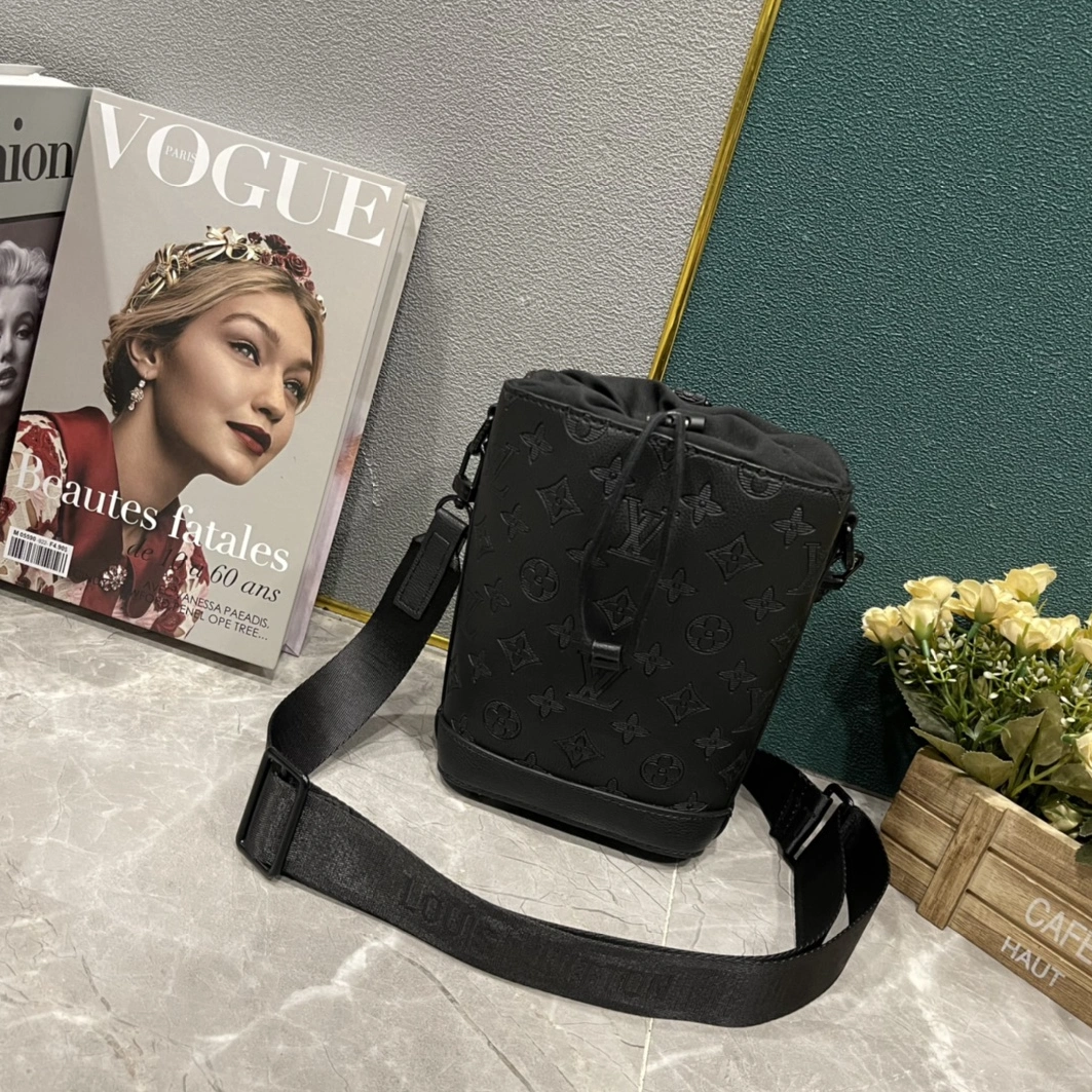 Louis Vuitton AAA Man Messenger Bags Practical 7223