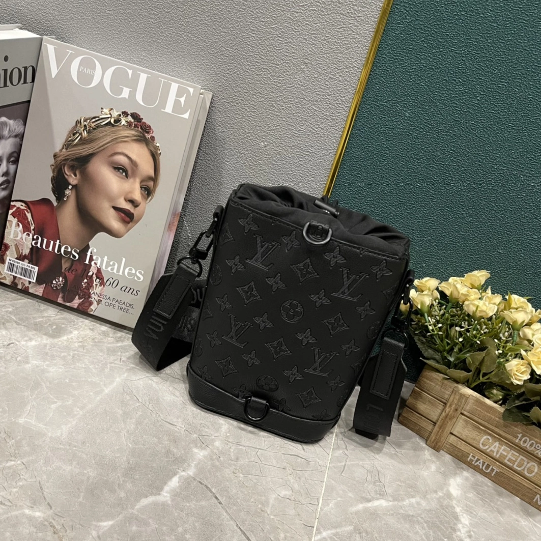 Louis Vuitton AAA Man Messenger Bags Practical 7223