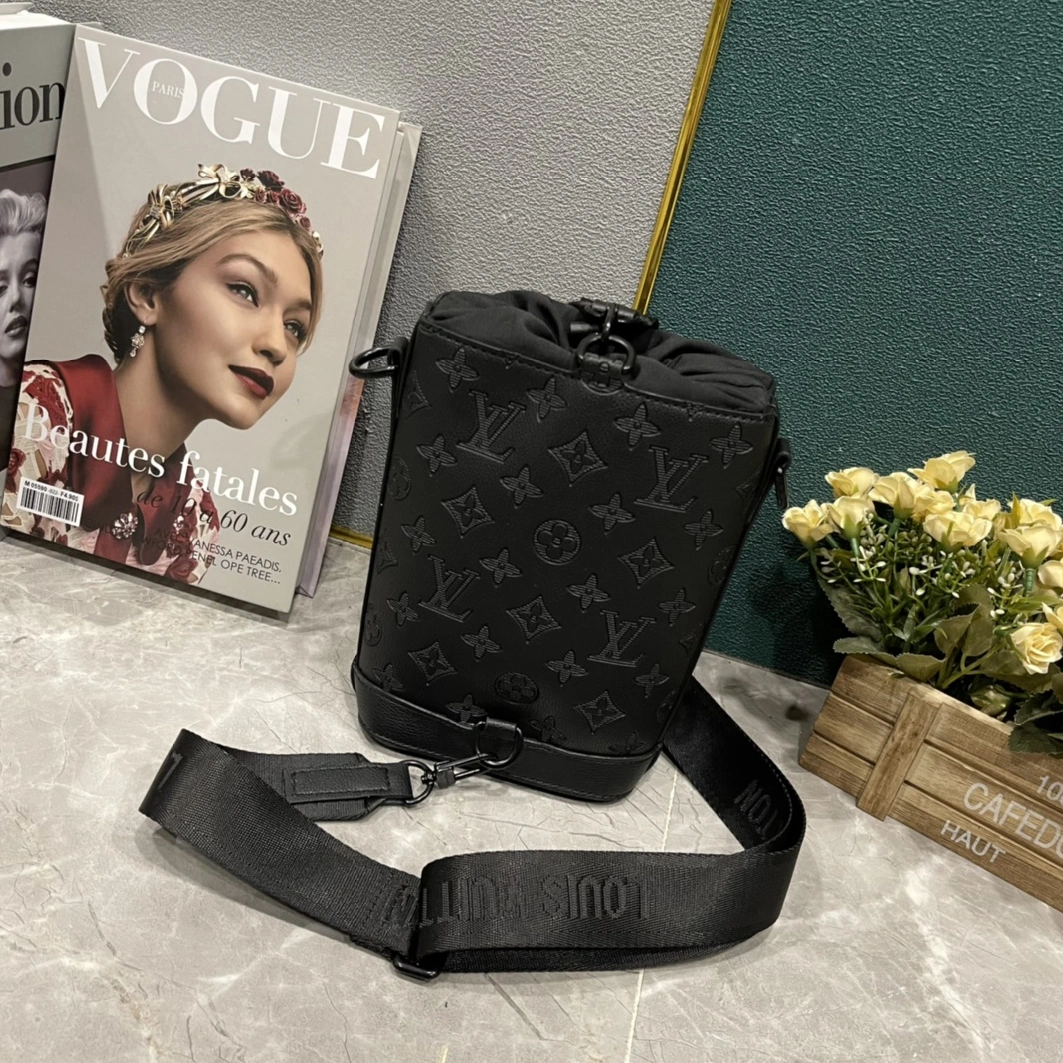 Louis Vuitton AAA Man Messenger Bags Practical 7223