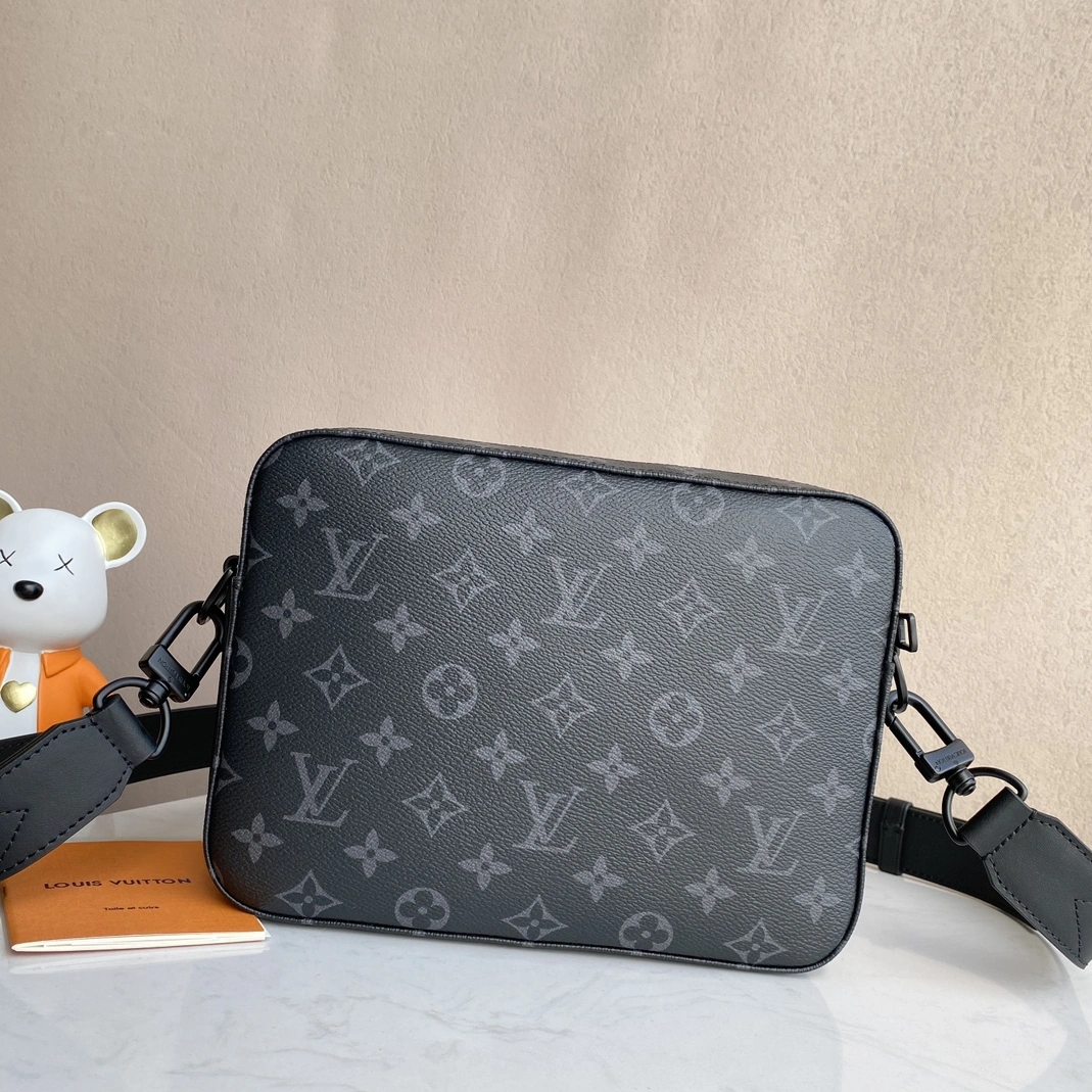 Louis Vuitton AAA Man Messenger Bags Practical 7360