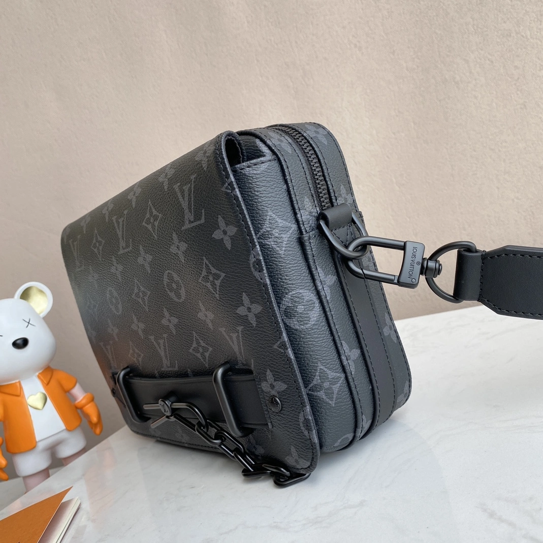 Louis Vuitton AAA Man Messenger Bags Practical 7360