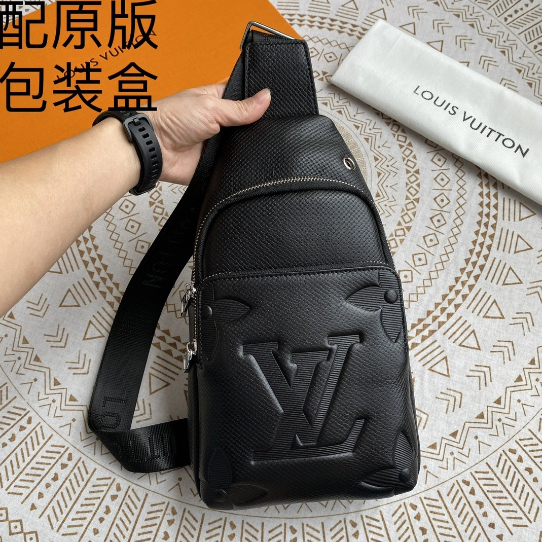Louis Vuitton AAA Man Messenger Bags Practical 821