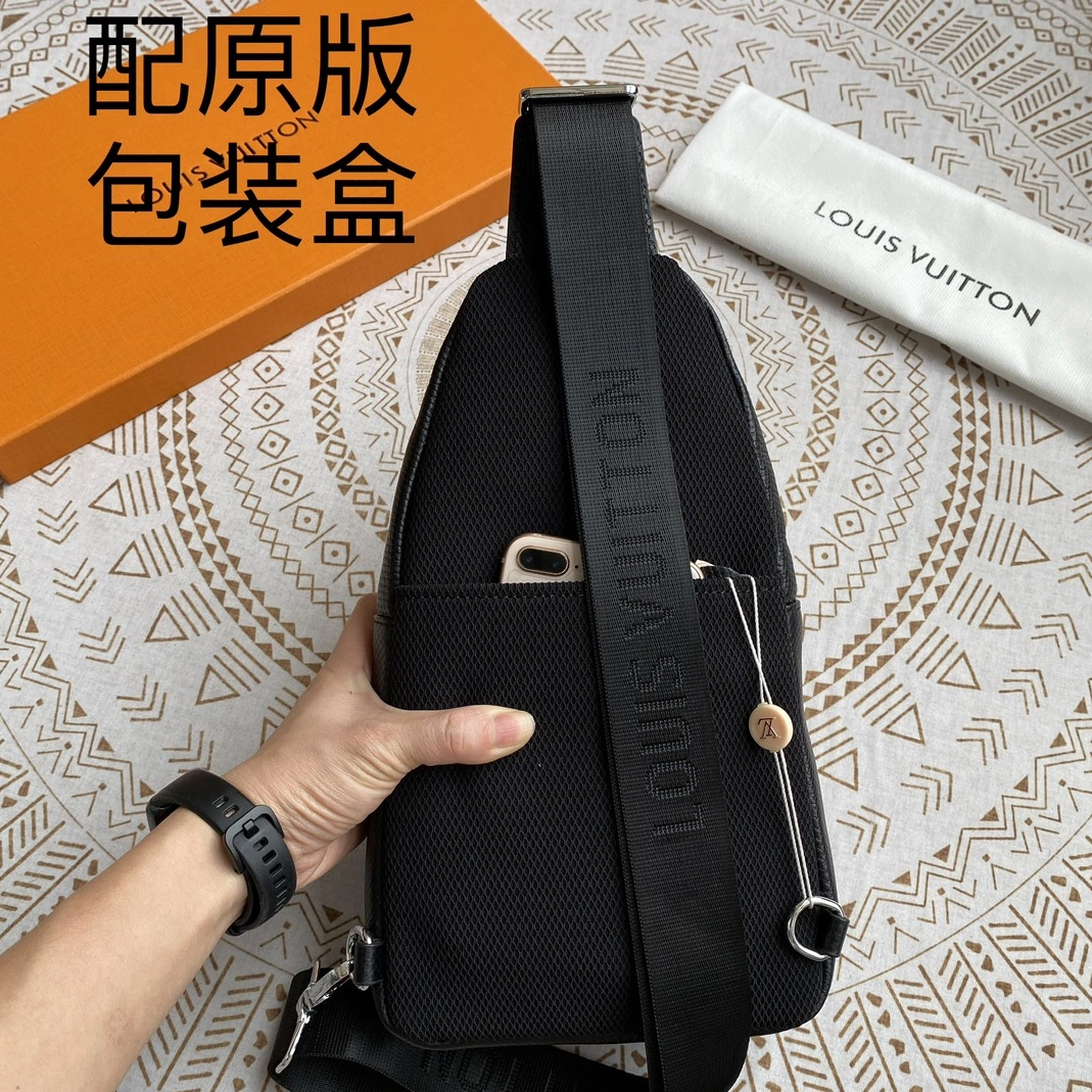 Louis Vuitton AAA Man Messenger Bags Practical 821