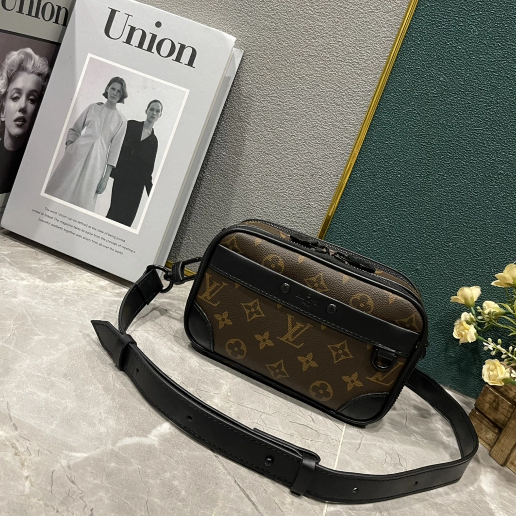 Louis Vuitton AAA Man Messenger Bags Practical 9481