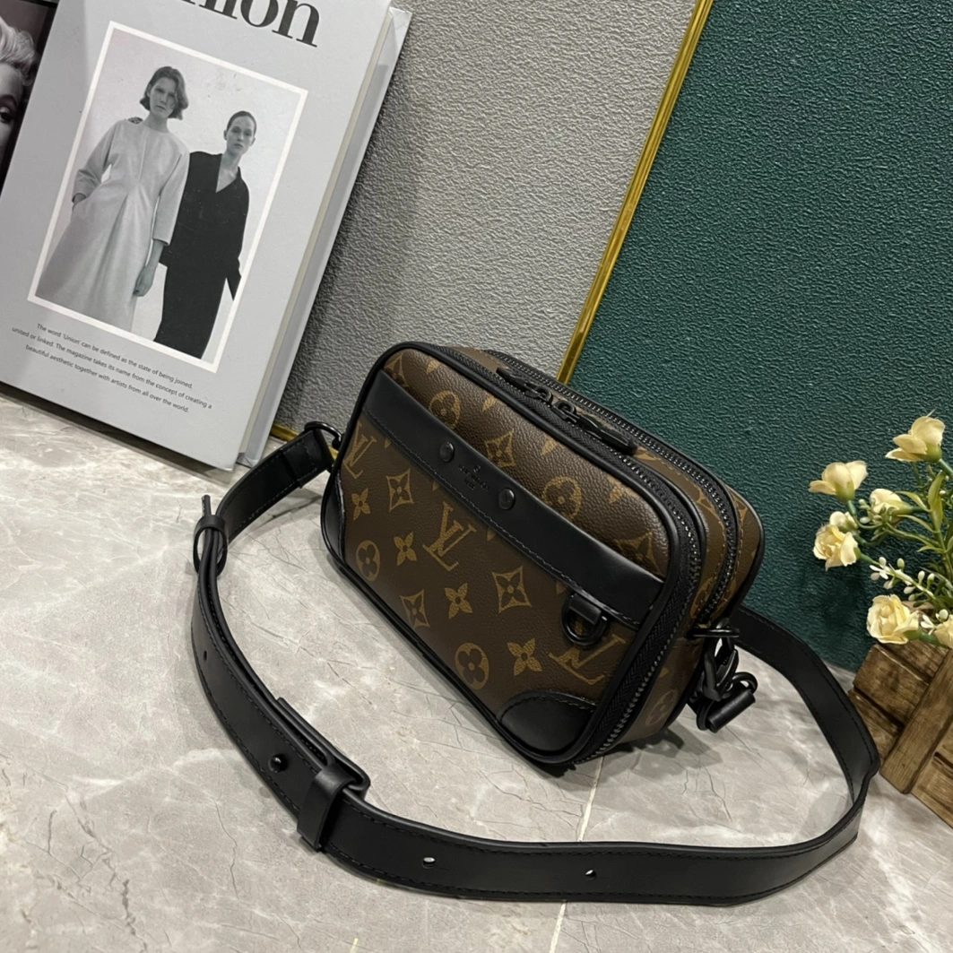 Louis Vuitton AAA Man Messenger Bags Practical 9481