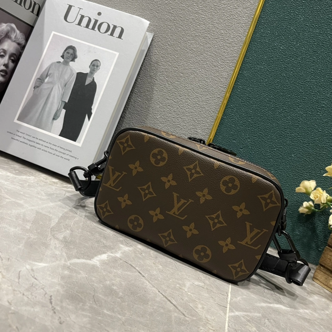 Louis Vuitton AAA Man Messenger Bags Practical 9481
