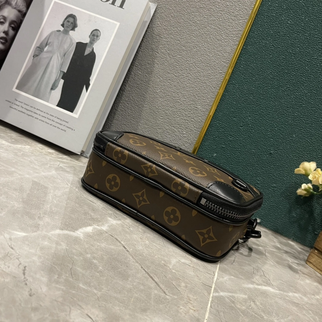Louis Vuitton AAA Man Messenger Bags Practical 9481