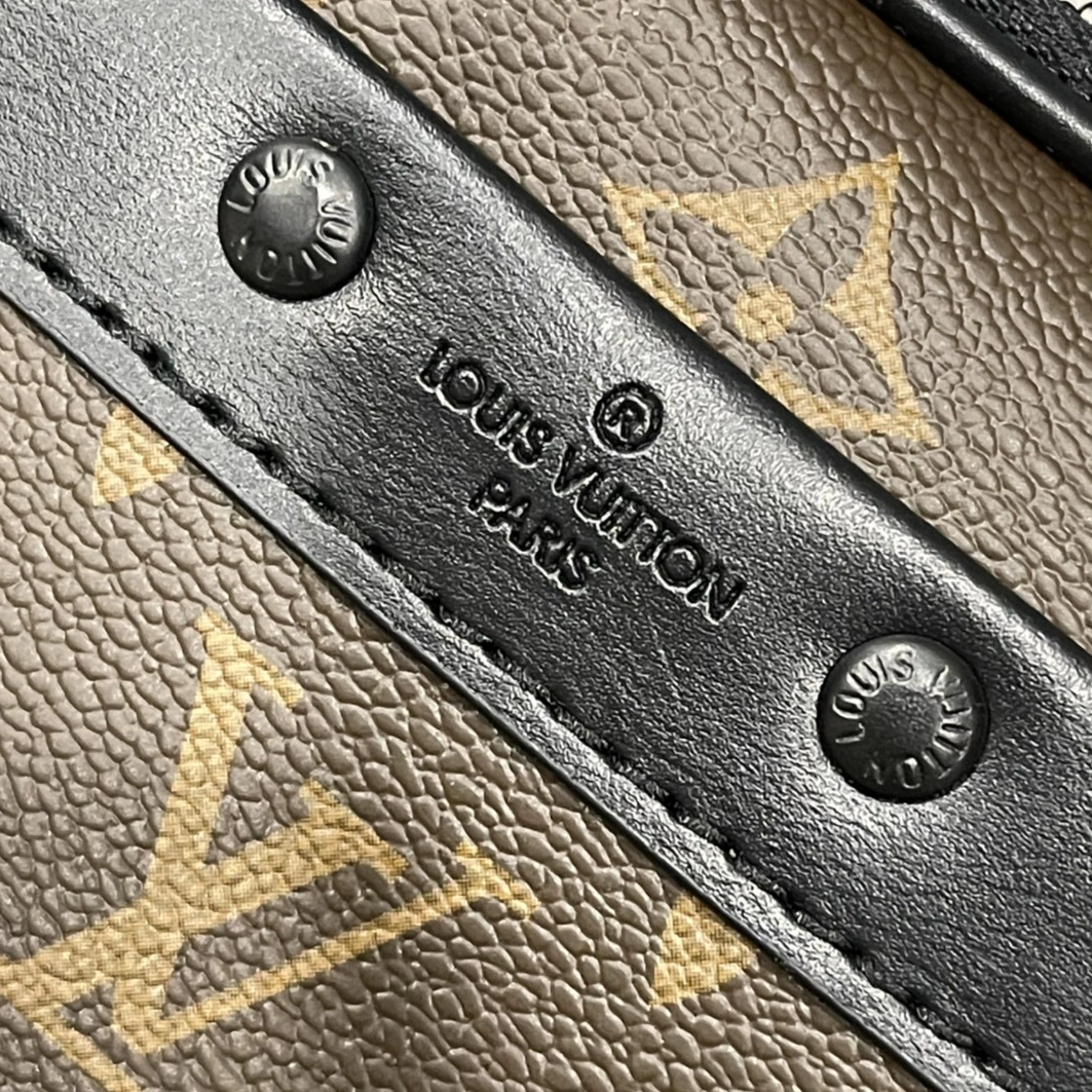 Louis Vuitton AAA Man Messenger Bags Practical 9481