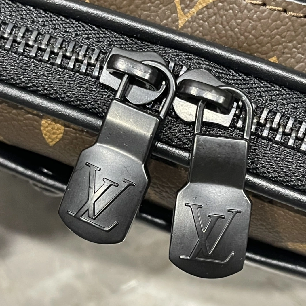 Louis Vuitton AAA Man Messenger Bags Practical 9481