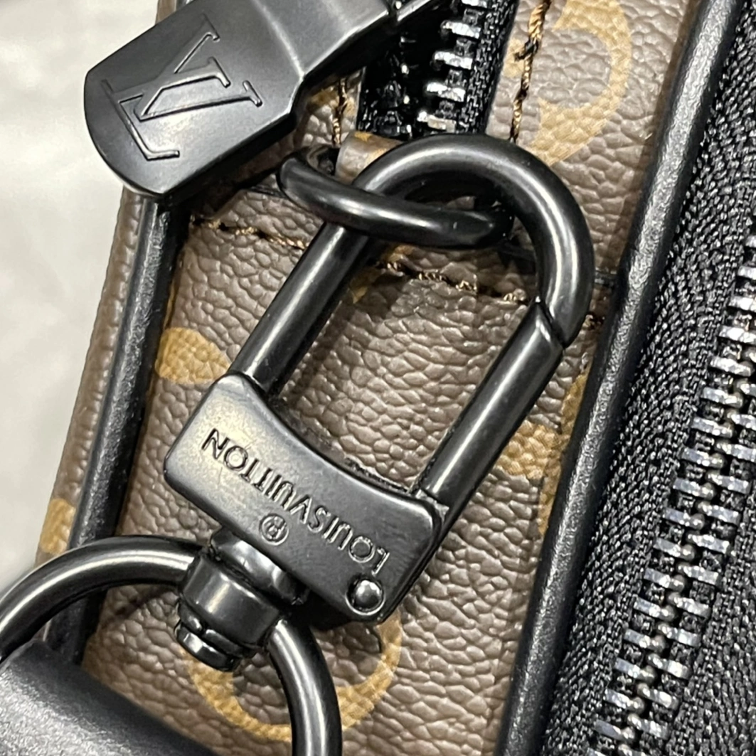 Louis Vuitton AAA Man Messenger Bags Practical 9481