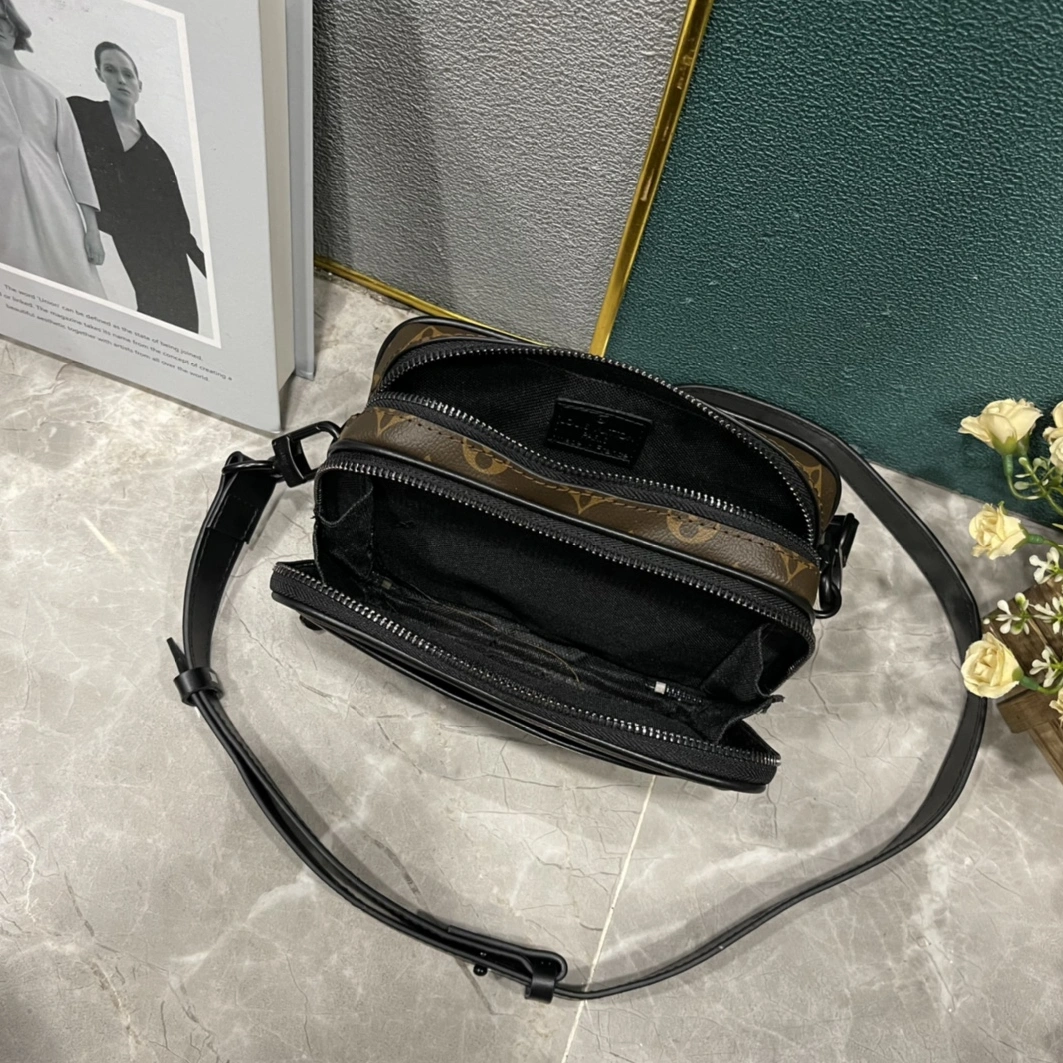 Louis Vuitton AAA Man Messenger Bags Practical 9481