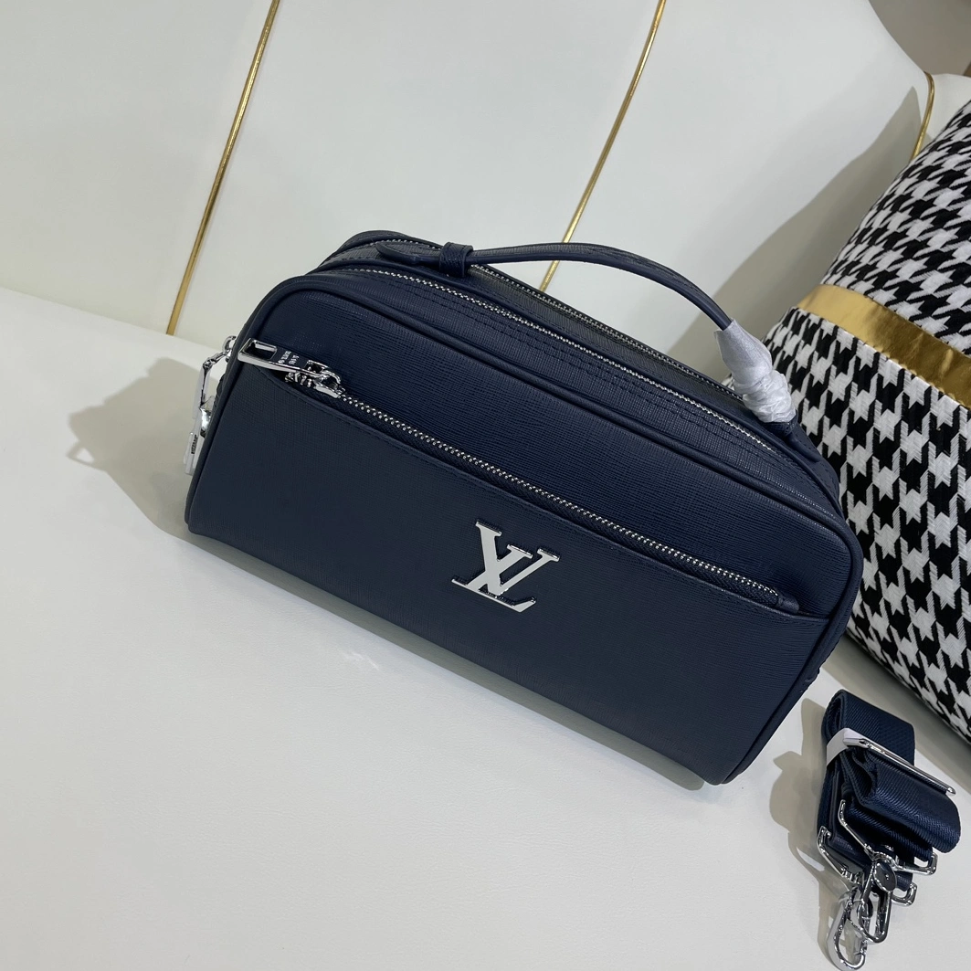 Louis Vuitton AAA Man Messenger Bags Refined 5128