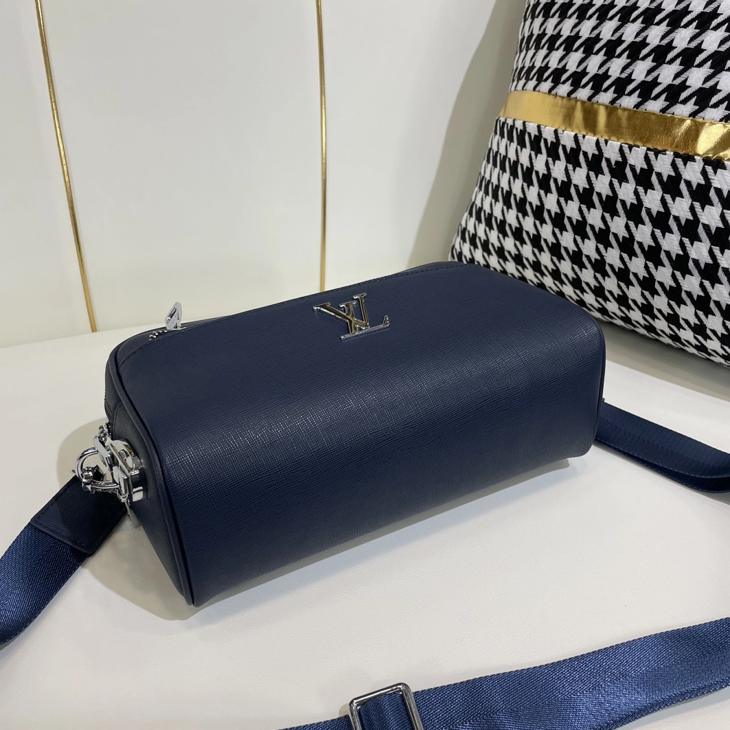 Louis Vuitton AAA Man Messenger Bags Refined 5128