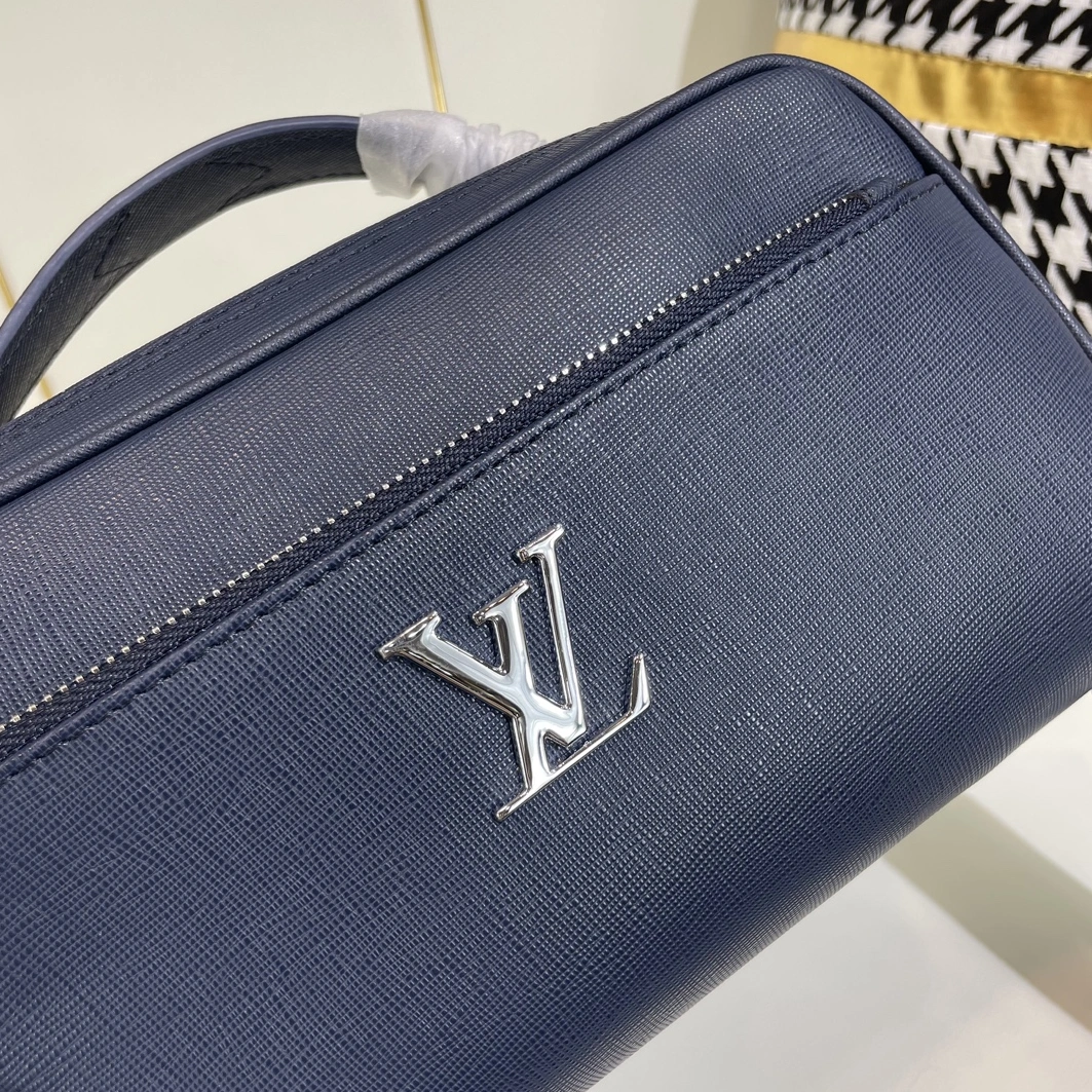 Louis Vuitton AAA Man Messenger Bags Refined 5128