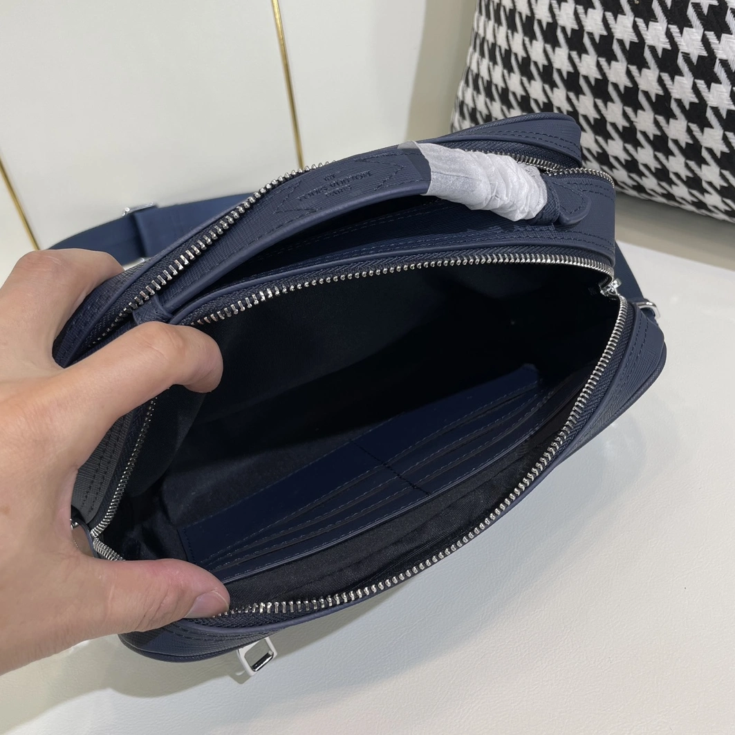 Louis Vuitton AAA Man Messenger Bags Refined 5128