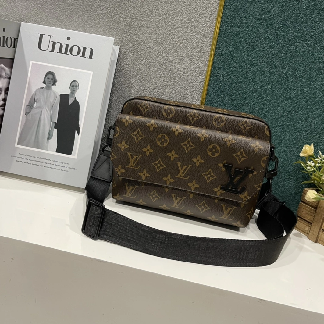 Louis Vuitton AAA Man Messenger Bags Reliable 3916