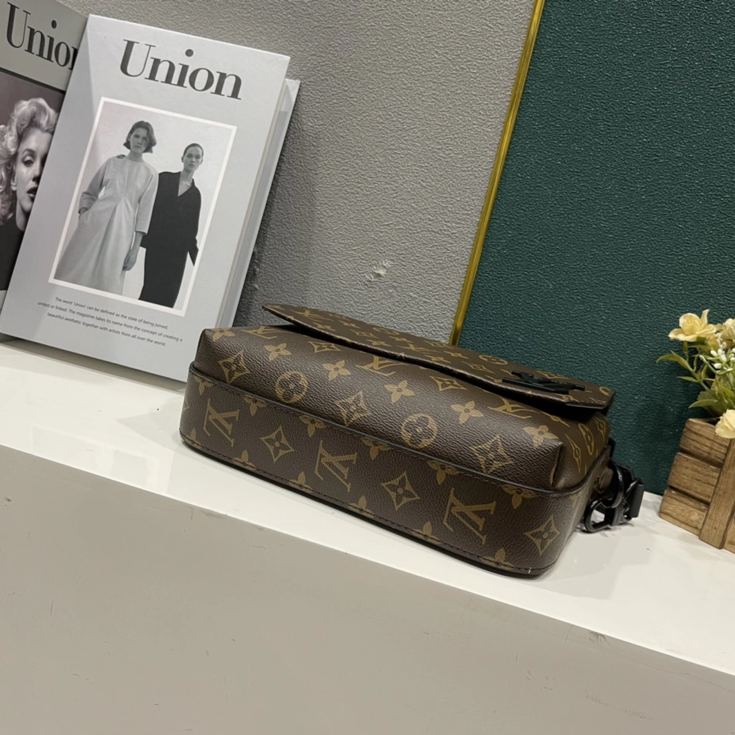 Louis Vuitton AAA Man Messenger Bags Reliable 3916