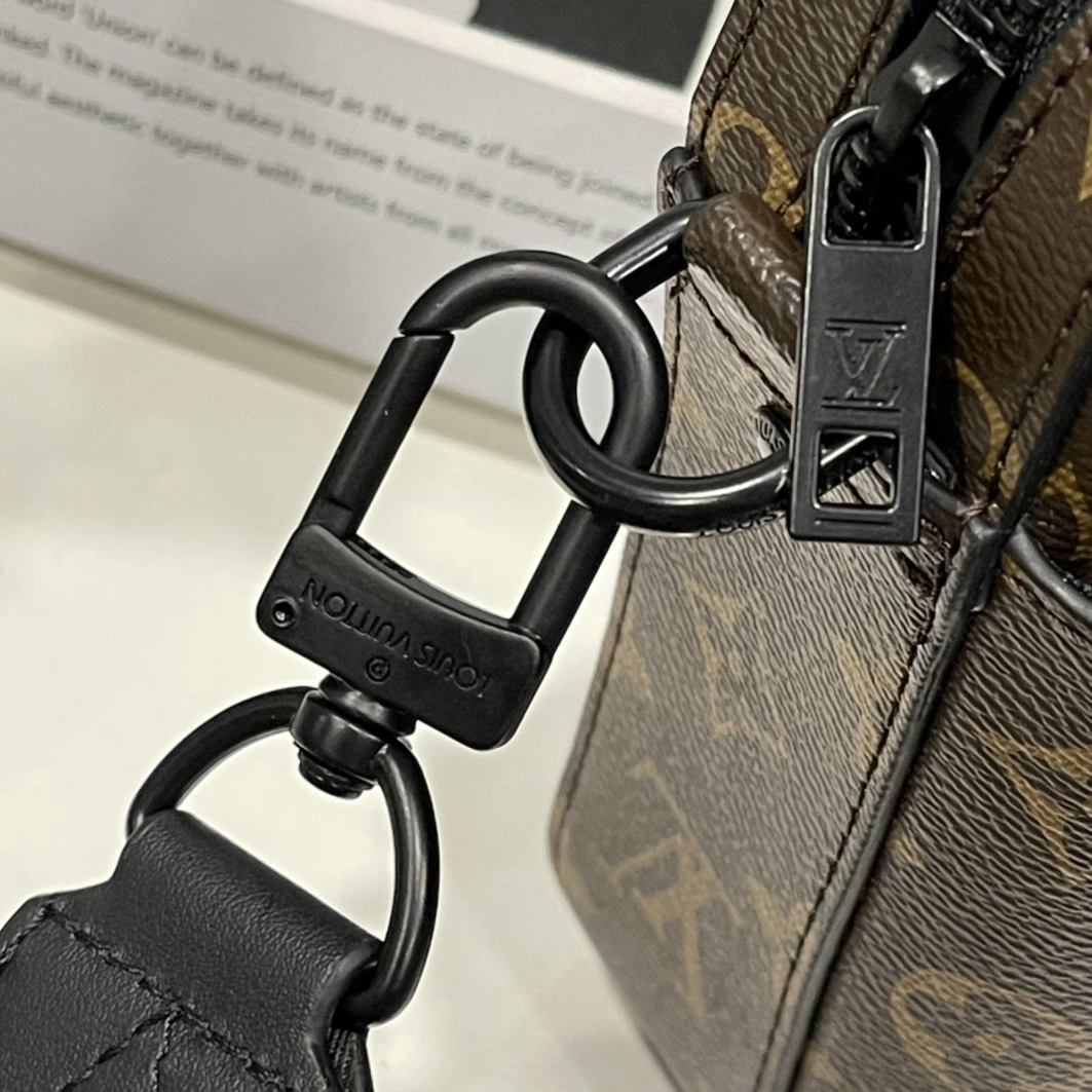 Louis Vuitton AAA Man Messenger Bags Reliable 3916