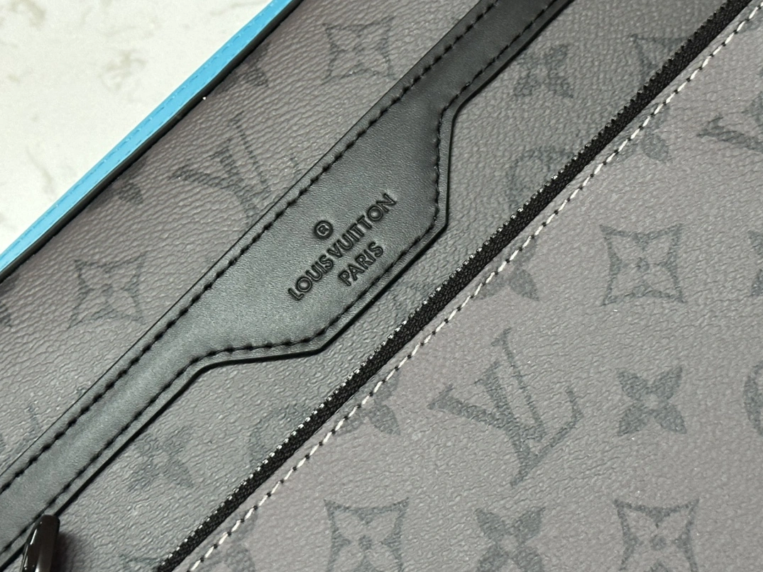 Louis Vuitton AAA Man Messenger Bags Reliable 7067