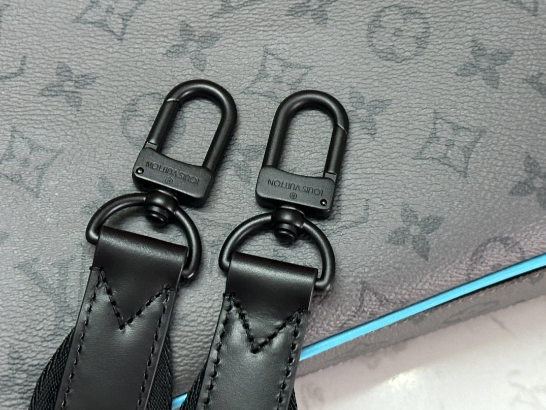 Louis Vuitton AAA Man Messenger Bags Reliable 7067