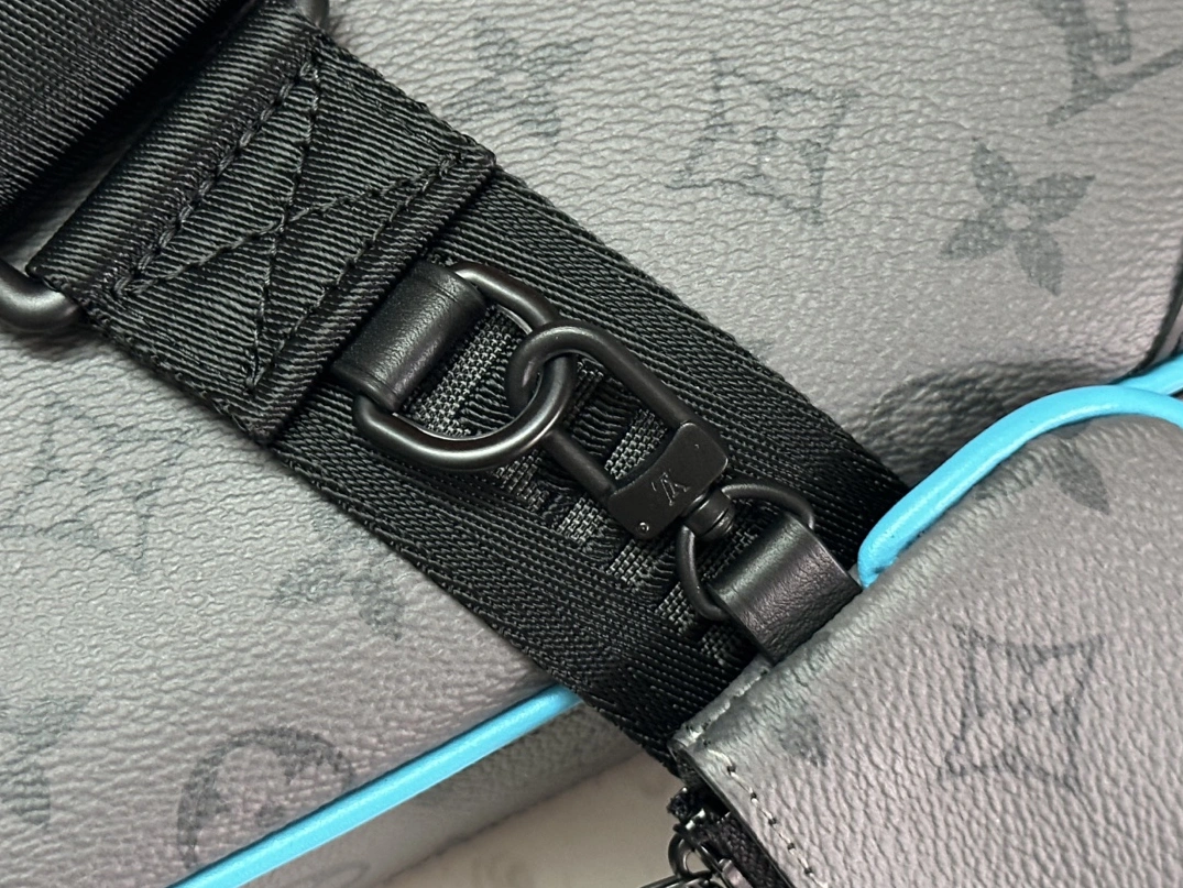Louis Vuitton AAA Man Messenger Bags Reliable 7067