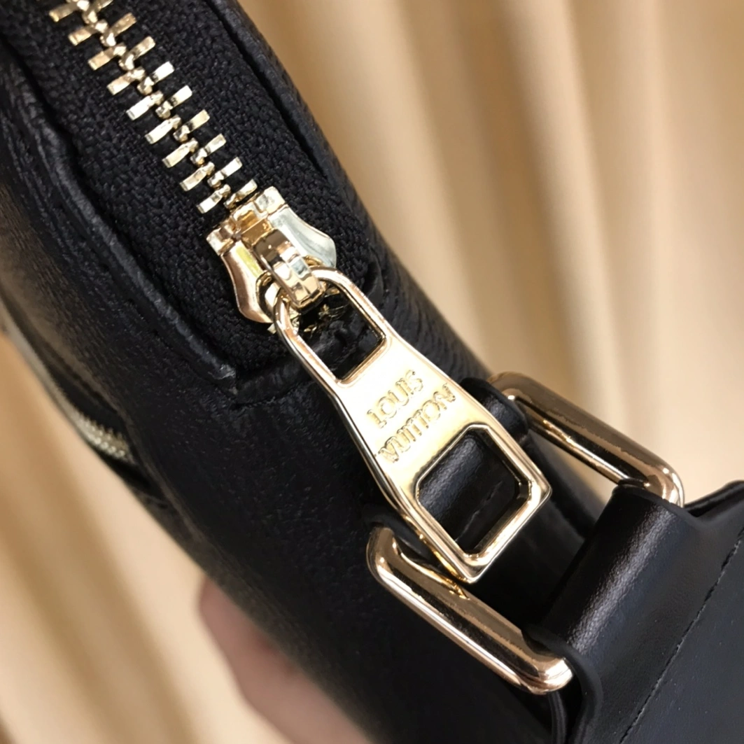 Louis Vuitton AAA Man Messenger Bags Reliable 8229