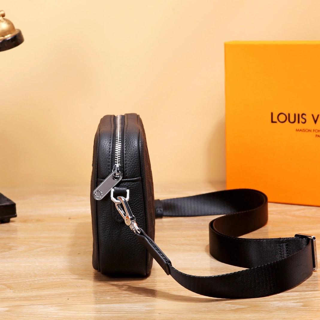 Louis Vuitton AAA Man Messenger Bags Resilient 4634