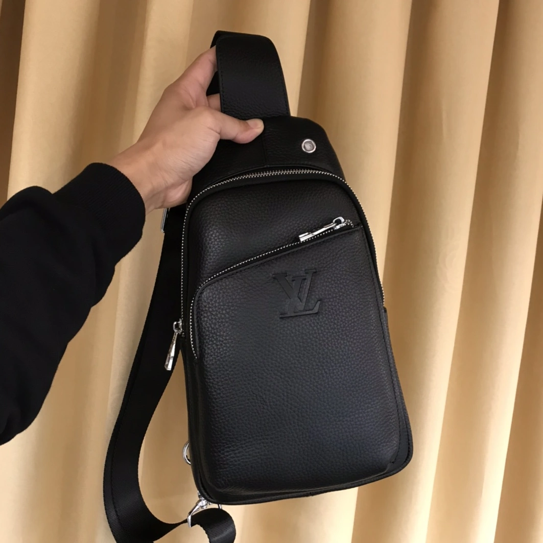 Louis Vuitton AAA Man Messenger Bags Resilient 6503